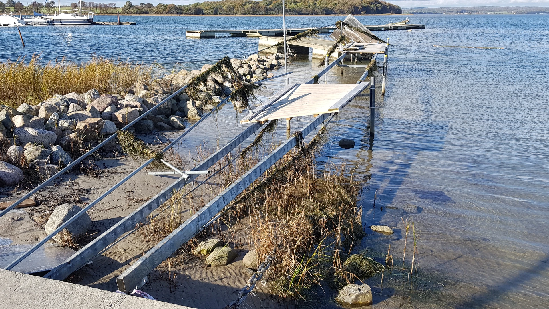 Et billede af Præstø badebro gået i stykker
