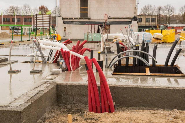 Byggeplads sokkel med rør