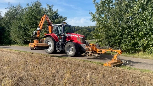 Traktor klipper rabatter