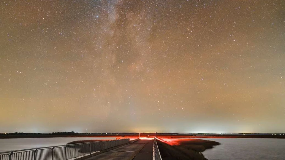 Billede af en vej under en flot nattehimmel