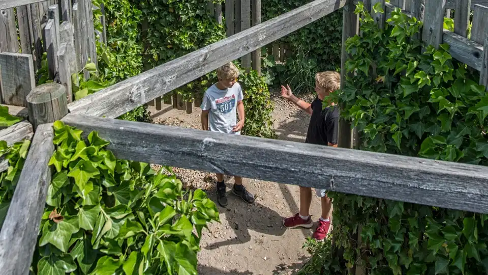 To børn der går rundt i Labyrint Parken