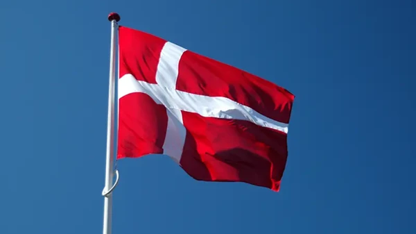 Dannebrog der vajer i vinden