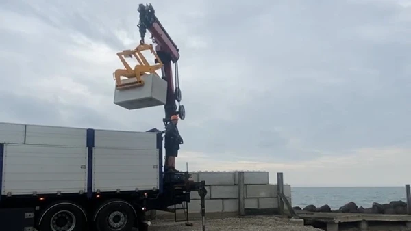 Betonklods på Klintholm erhvervshavn