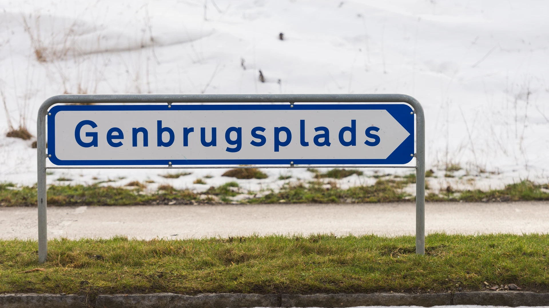 Billede af et skilt der viser mod genbrugspladsen