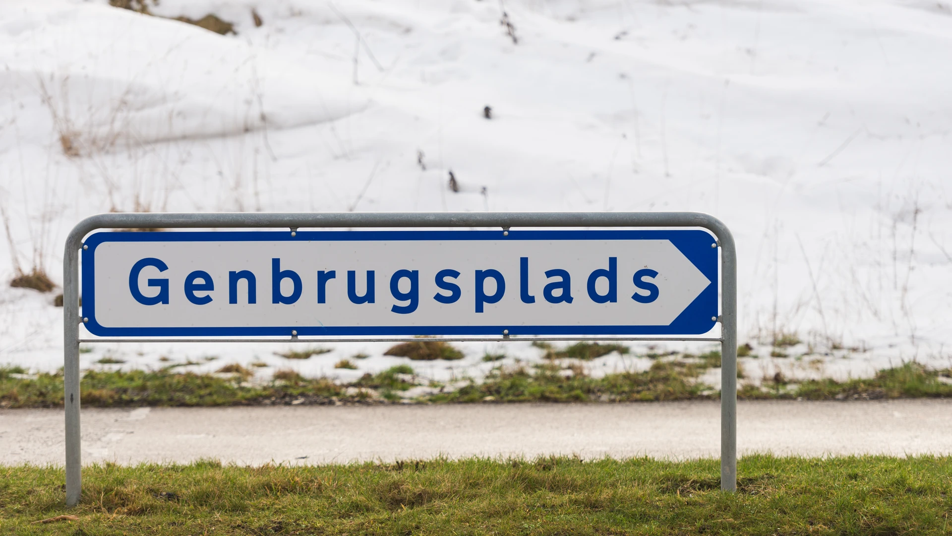 Billede af et skilt, der viser mod genbruspladsen