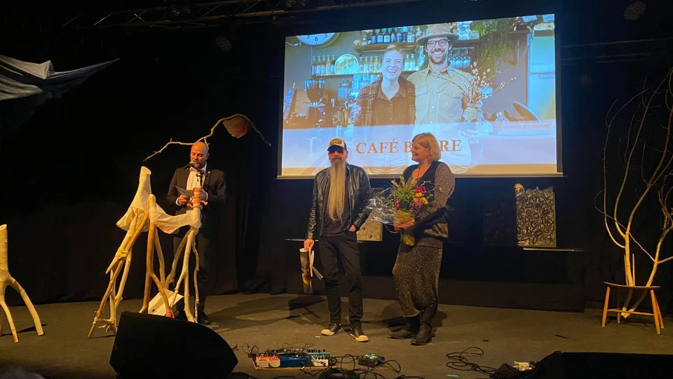 Vindere af Publikumspris 2024 på scenen med Mikael Smed
