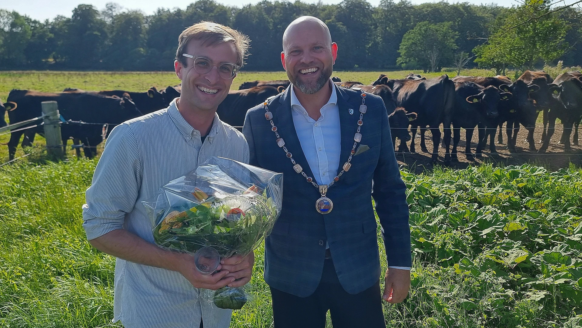 Borgmester Mikael Smed overrækker Natur- og Miljøprisen 2023 til August Hage på Oremandsgaard Gods