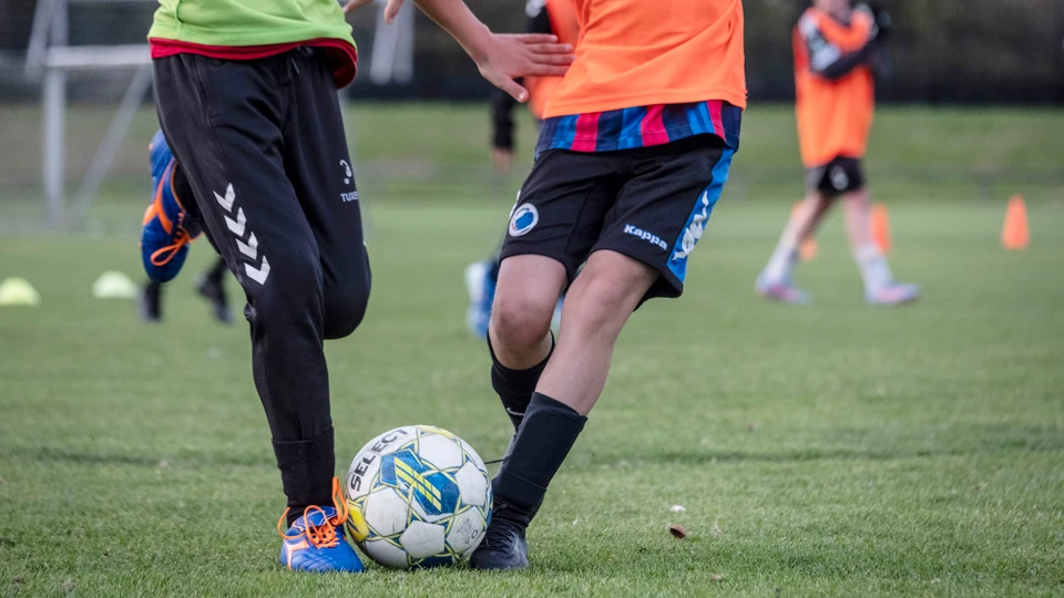 Børn der spiller fodbold