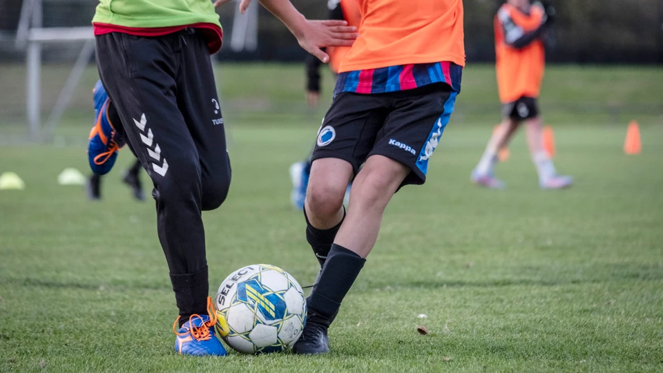 Børn der spiller fodbold