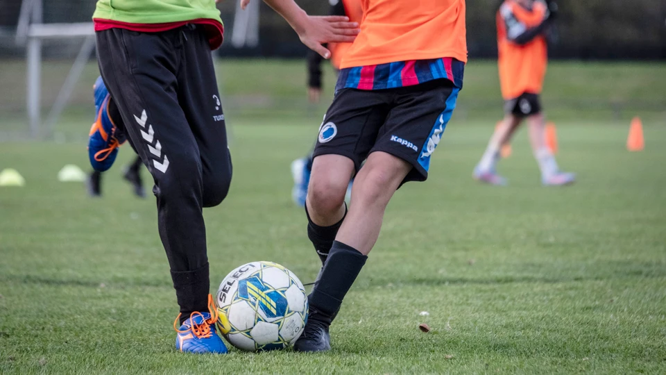Børn der spiller fodbold