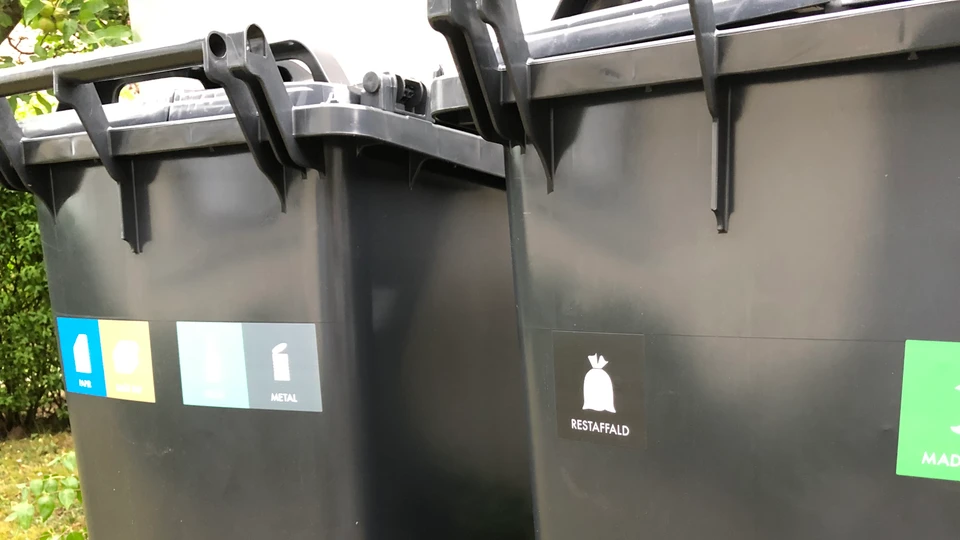 Sorte affaldsspande med logoer