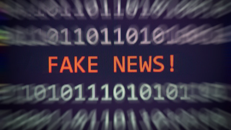 Grafisk illustration af computer kode-tal og en tekst, hvor der står fake news