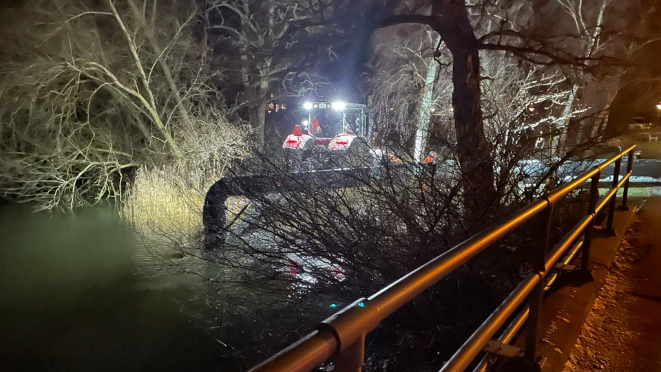 Billede af en traktor med en stor pumpe monteret, der pumper vand væk ved Præstø Fjord