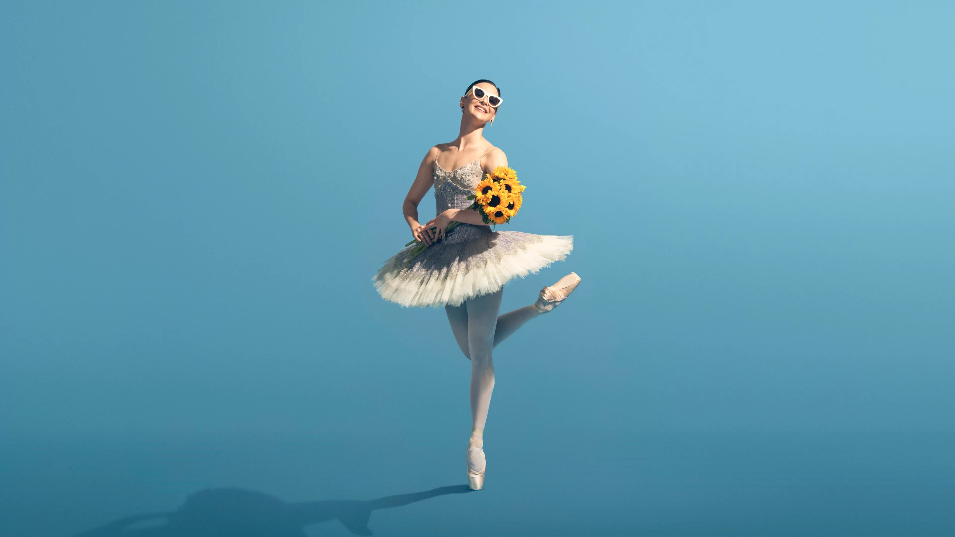 Billede af en balletdanser med en buket blomster i hånden