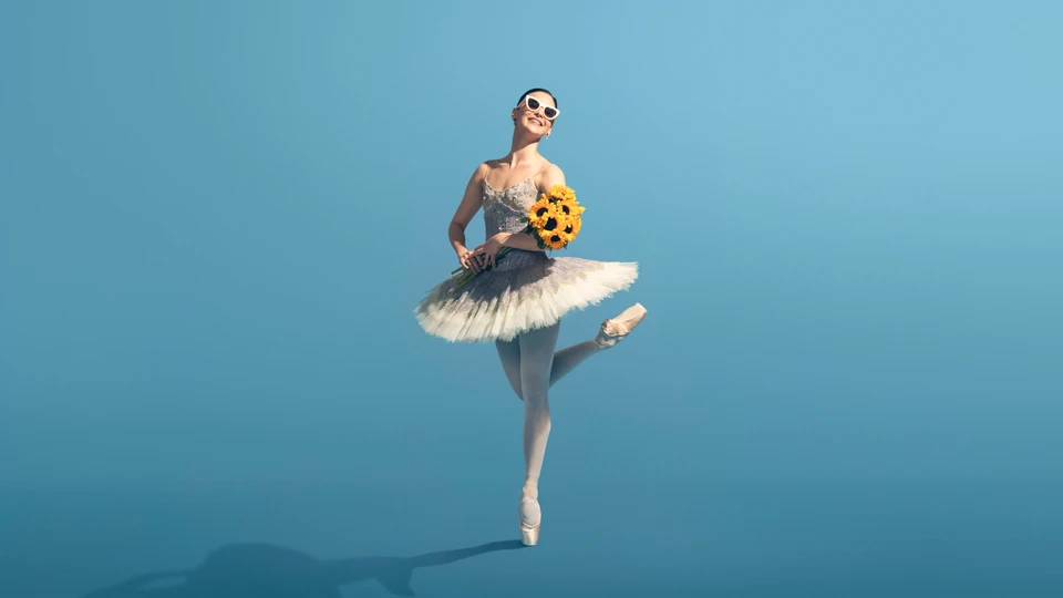 Billede af en balletdanser med en buket blomster i hånden