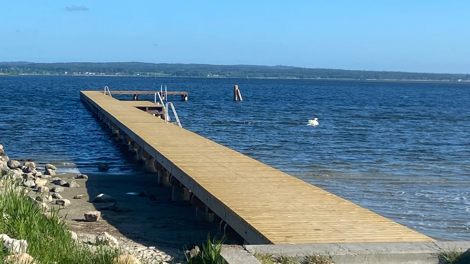 Billede af en ny badebro, der fører ud i vandet