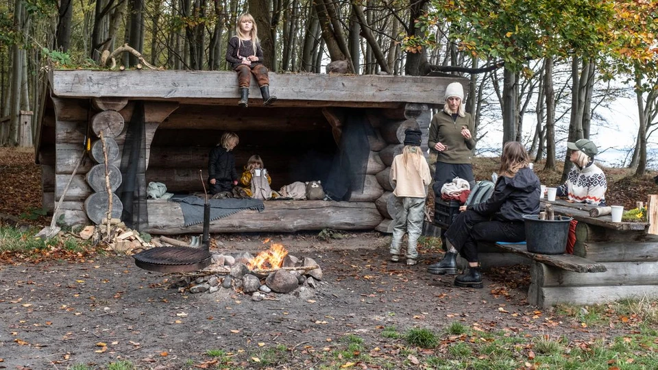 Gruppe der hygger sammen på shelterplads
