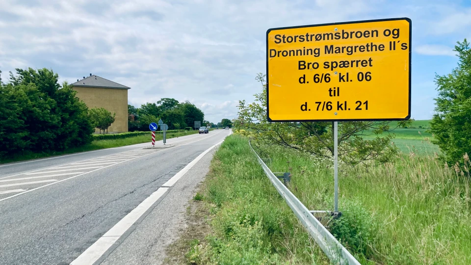 Billede af et gult skilt i vejkanten, der oplyser om at storstrømsbroen er spærret 6/6 og 7/6