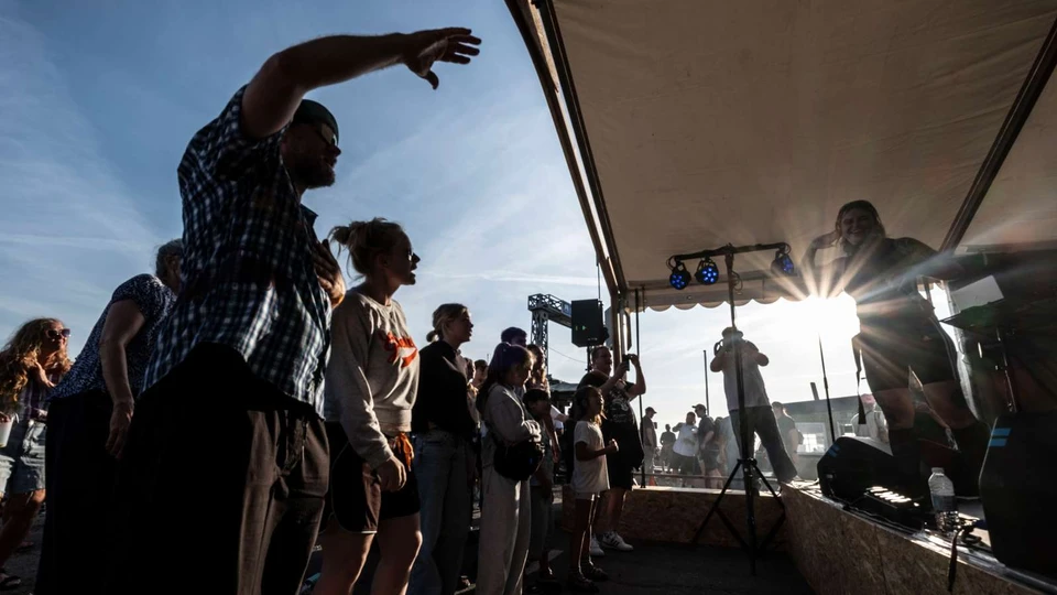 Folk danser foran scenen til havblik festival