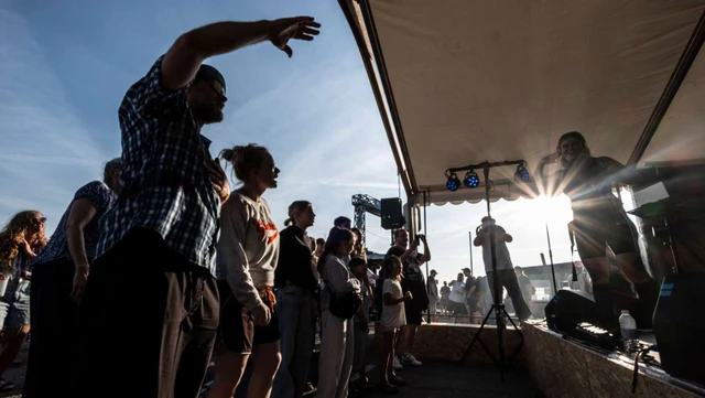 Folk danser foran scenen til havblik festival