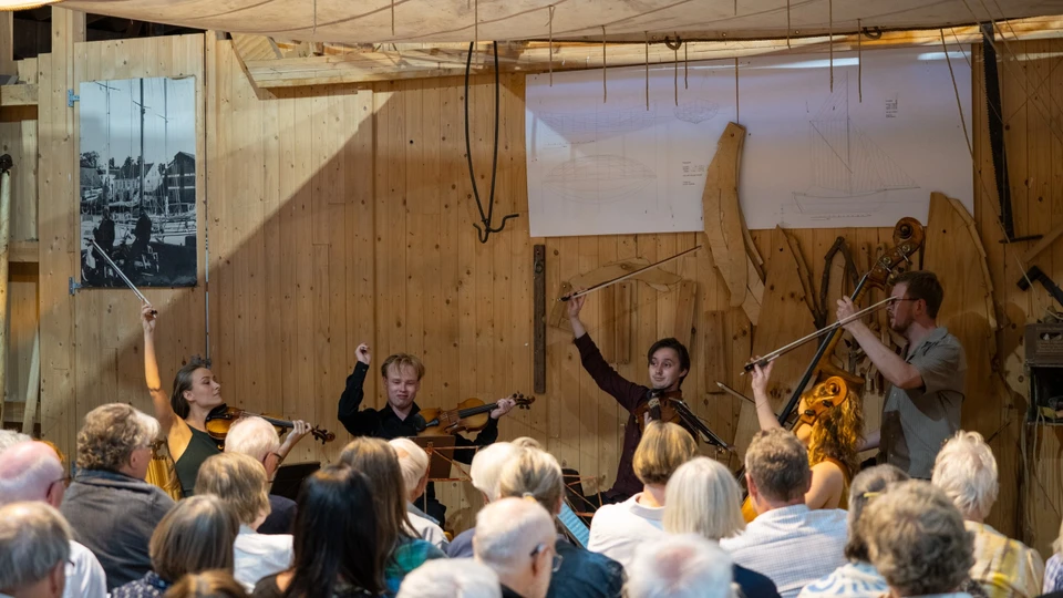 Musikere spiller kammermusik foran publikum i Præstø