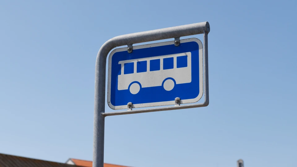 Billede af et skilt der indikerer busstoppested