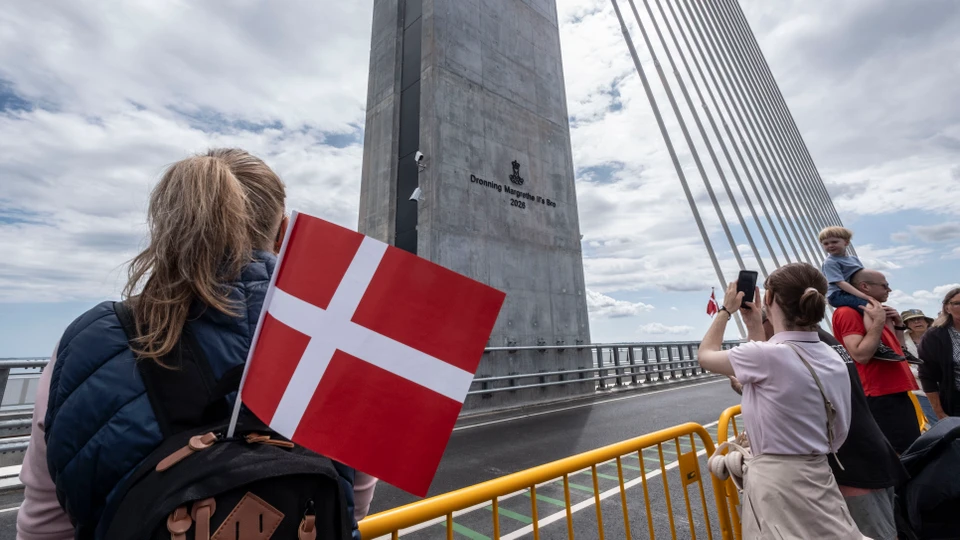 Billede af en flot mennesker samlet på en bro