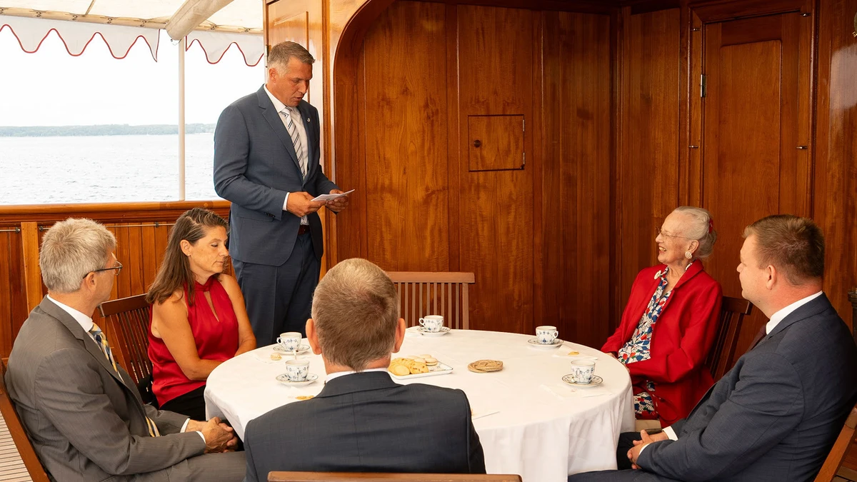Billede af en forsamling mennesker ombord på et skib