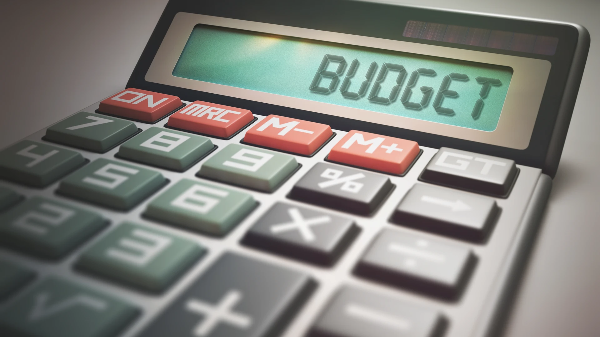 Billede af en lommeregner med teksten "budget" skrevet i displayet