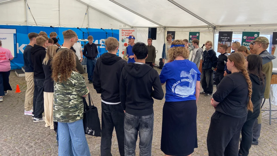 Billede af en masse unge mennesker i et telt på Folkemøde Møn