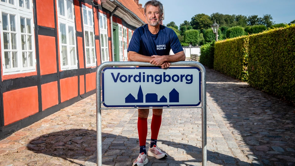 Billede af Kong Frederik med et byskilt, hvor der står Vordingborg