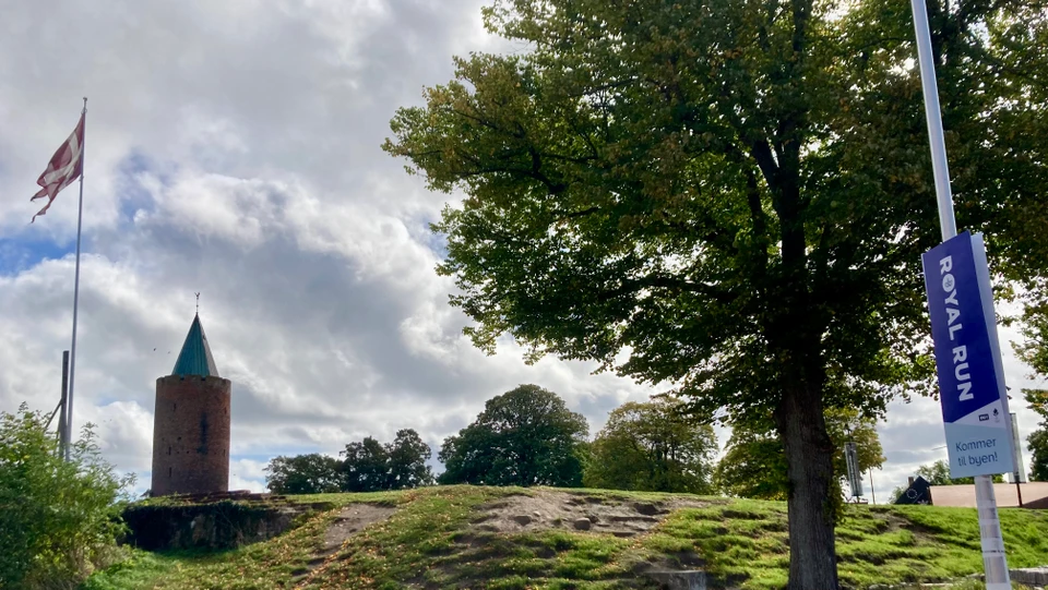 Billede af gåsetårnet i Vordingborg med et Royal Run skilt i forgrunden