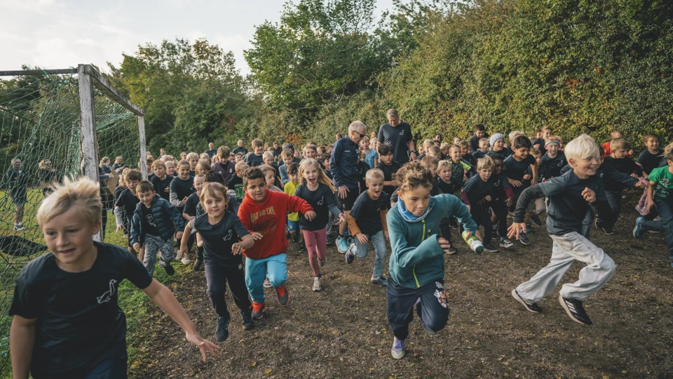 Billede af en masse børn, der løber afsted til Skolernes Motionsdag
