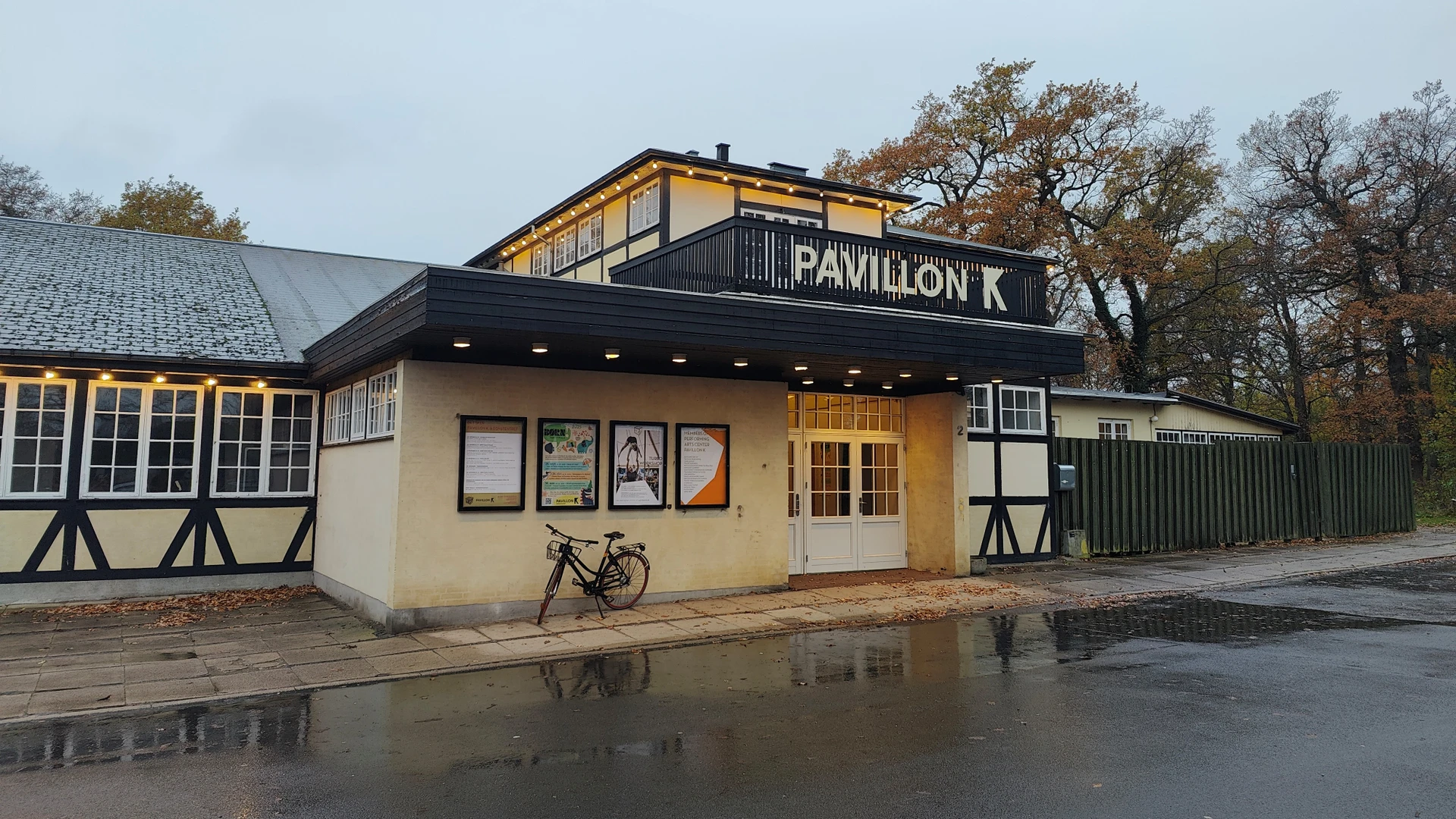 Billede af Pavillon K set udefra