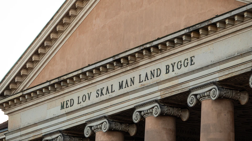 Billede af en dansk retsbygning