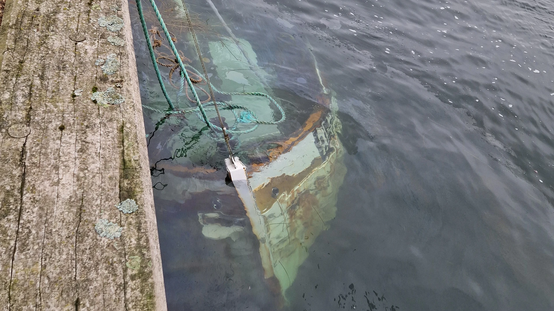 Billede af en kutter på bunden af havnen ved Vordingborg Sydhavn